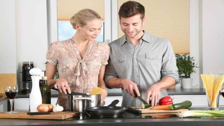 Cucinare con il proprio partner: i benefici che non ti aspetti