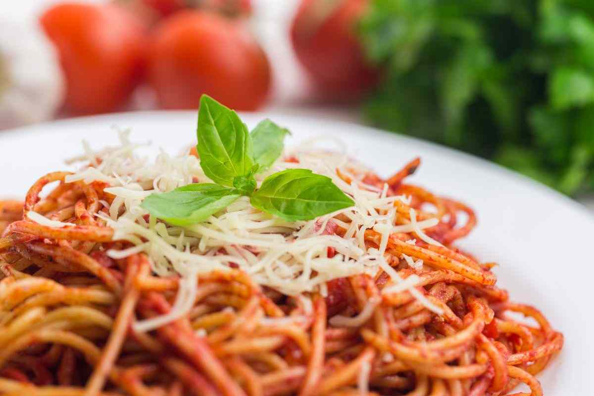 Ricetta last minute pasta al pomodoro e basilico (Intaste.it)