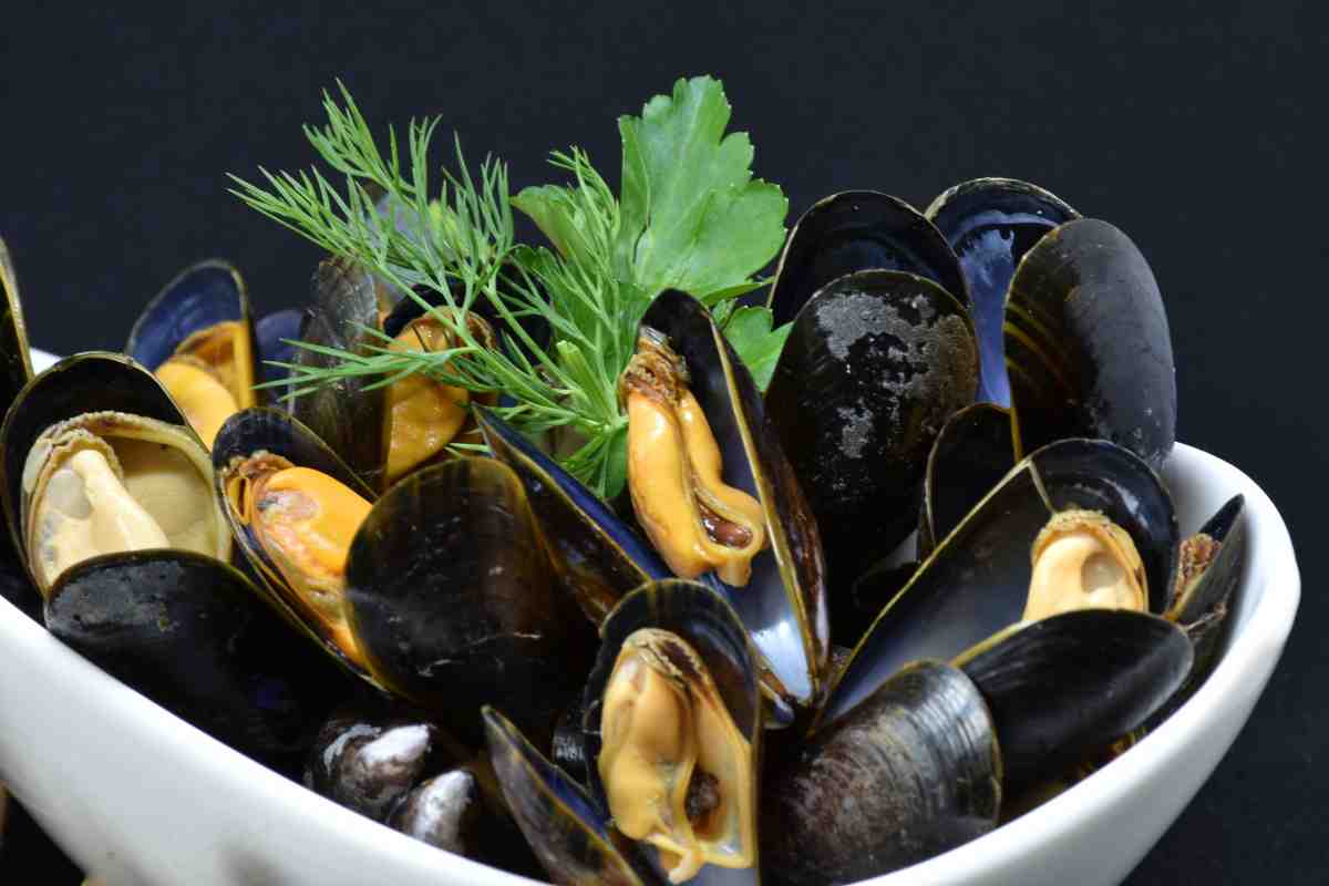 i rischi di mangiare cozze crude