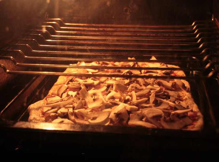 Riscaldare la pizza in forno