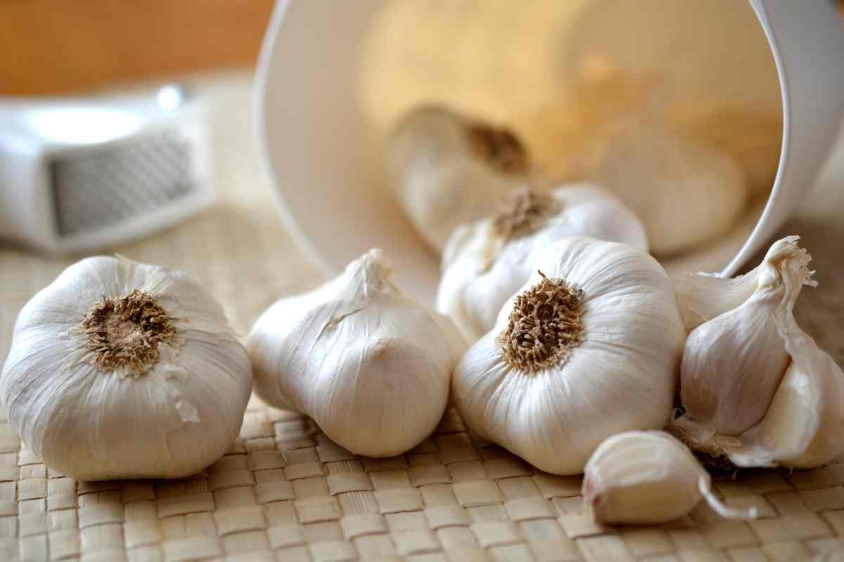Come rimuovere la puzza di aglio 