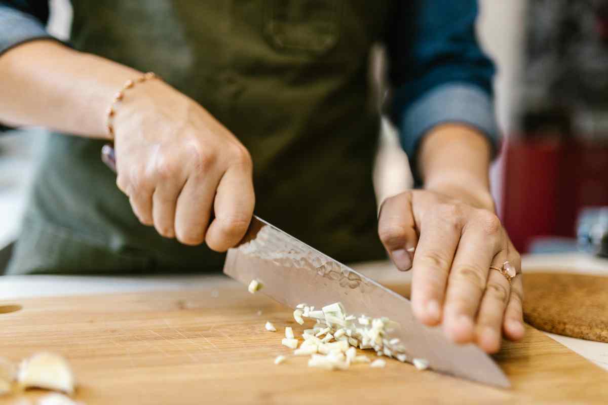 Come rimuovere la puzza di aglio 