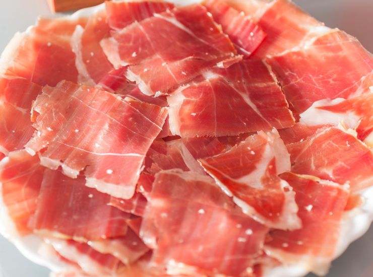 Cosa sono i puntini bianchi sul prosciutto crudo