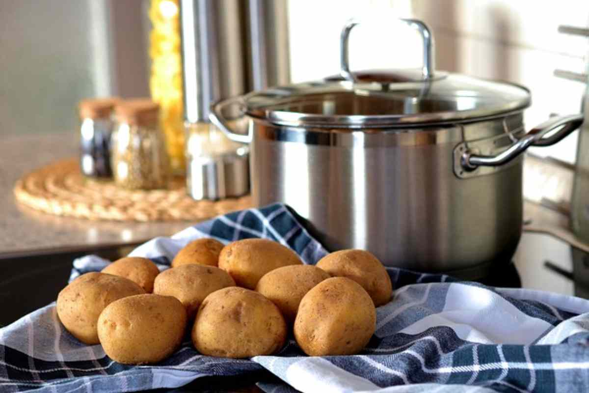 metodo per pelare le patate in pochi minuti