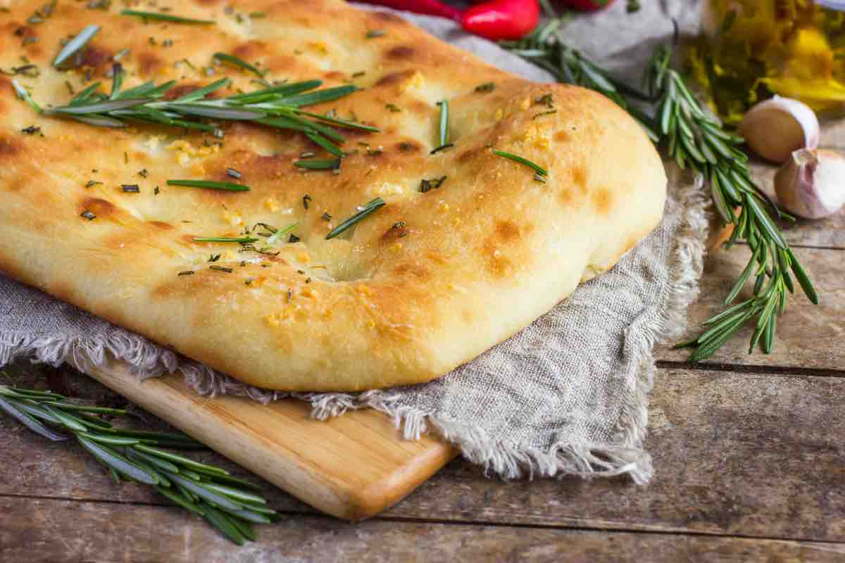 pizza, ricetta con ciotola e cucchiaio 