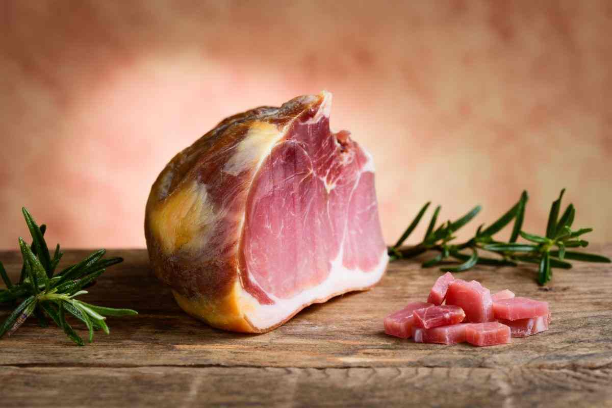 Cosa sono i puntini bianchi sul prosciutto crudo