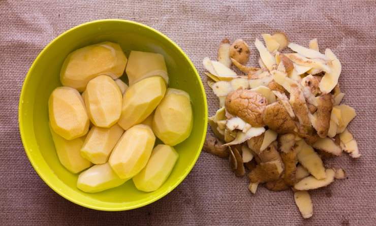 metodo per pelare le patate in pochi minuti