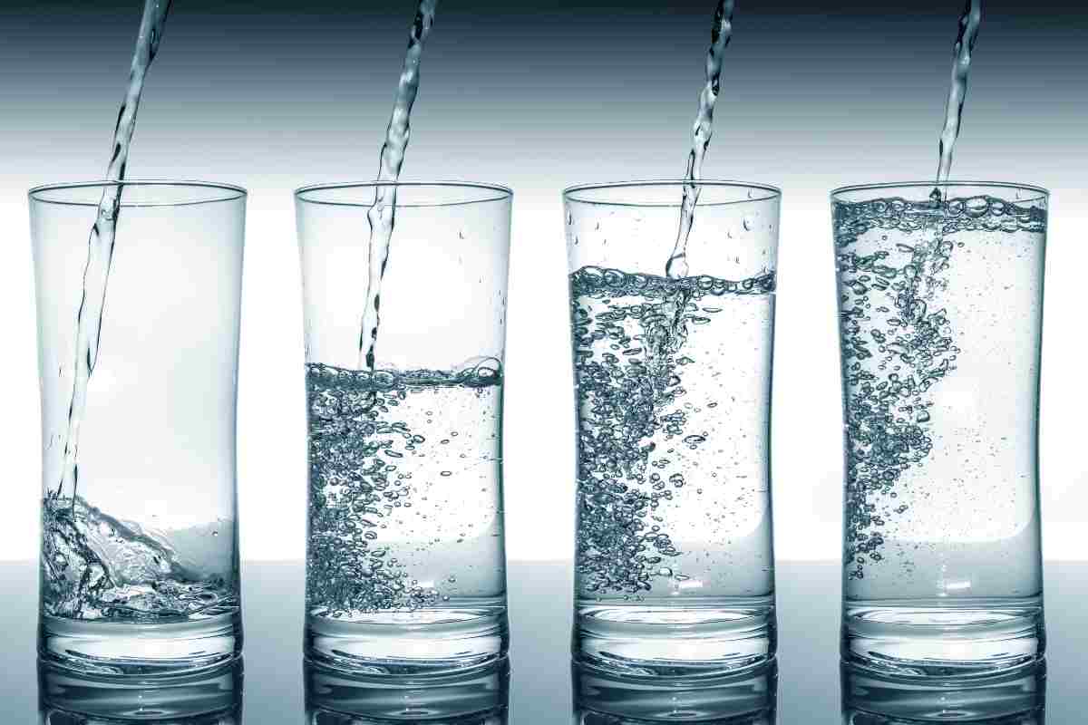 L'acqua naturale è più sana della frizzante?
