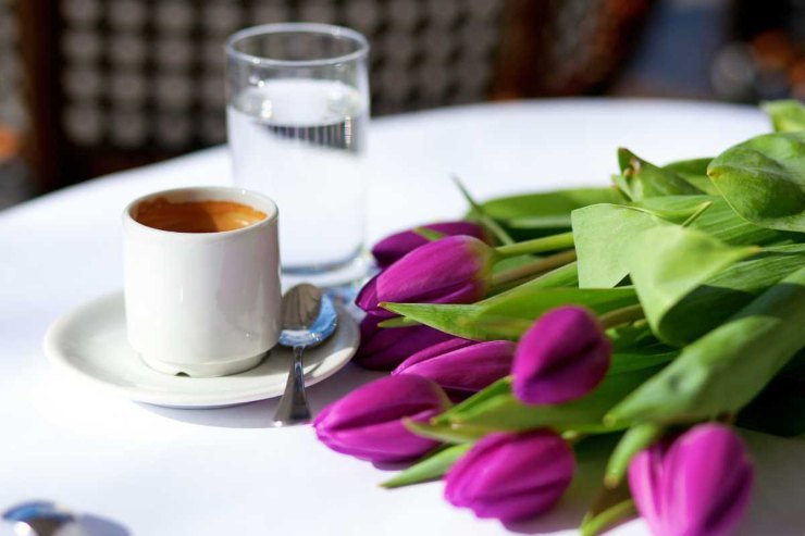 caffè e bottiglia d'acqua a 20 euro