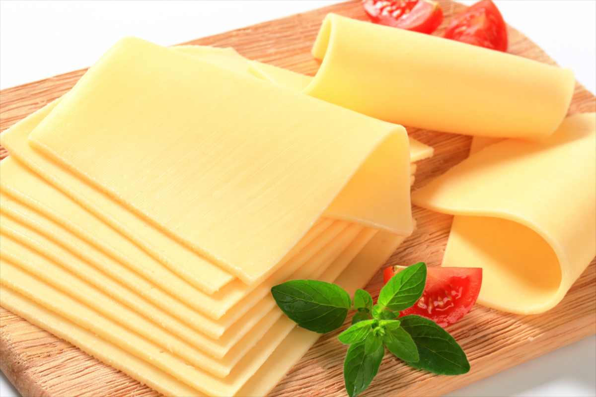 Formaggio fuso a fette, quel che (forse) non sai. Cosa c'è realmente dentro  - InTaste