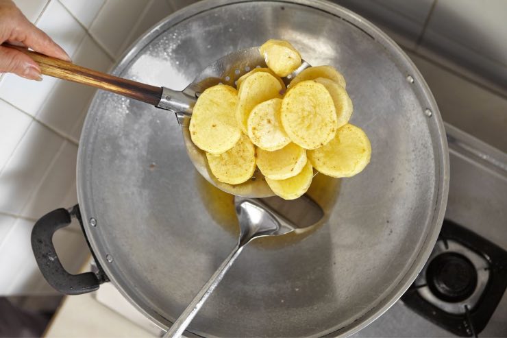 trucco per friggere patate e pesce 