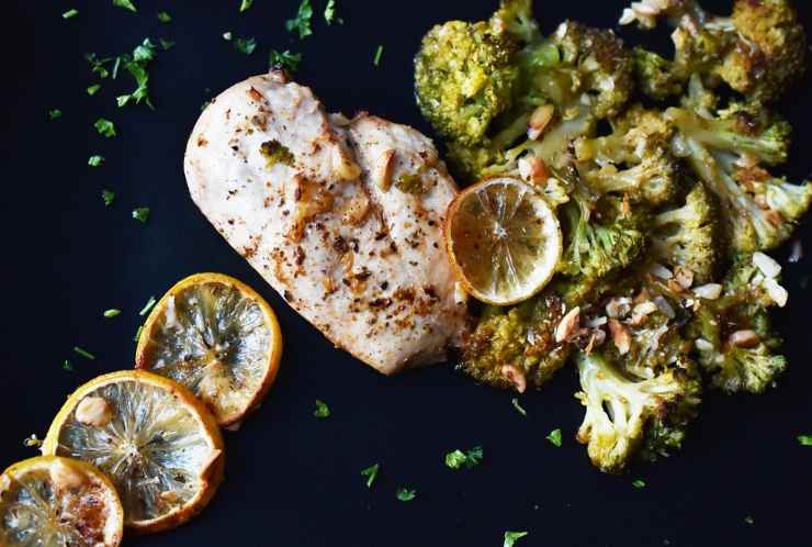 Il pollo è un alimento molto amato e scelto in cucina, ma attenzione al metodo di cottura: adesso rischiamo sepsi e patologie gravi, massima attenzione!