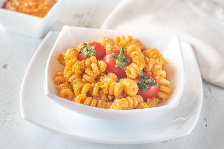 pasta con cremina di ricotta e pomodori