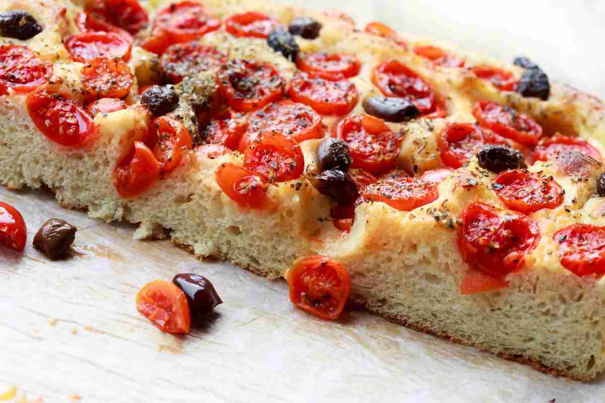 Focaccia e pizza in teglia perfetta: Come fare in casa le 17 focacce più  buone e famose d'Italia. (Italian Edition)