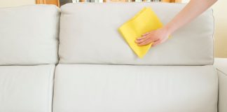 pulire divano di pelle