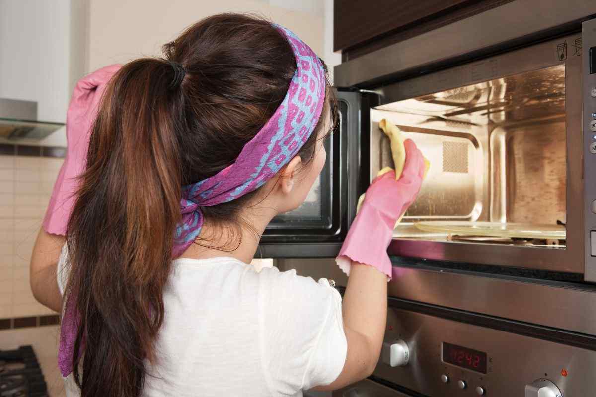 La pulizia del forno non avrà più segreti con questi 3 ingredienti  strepitosi a costo zero