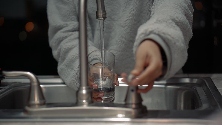 Bere acqua dal rubinetto fa male o no? La risposta