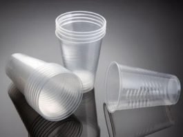 Bicchieri di plastica linee