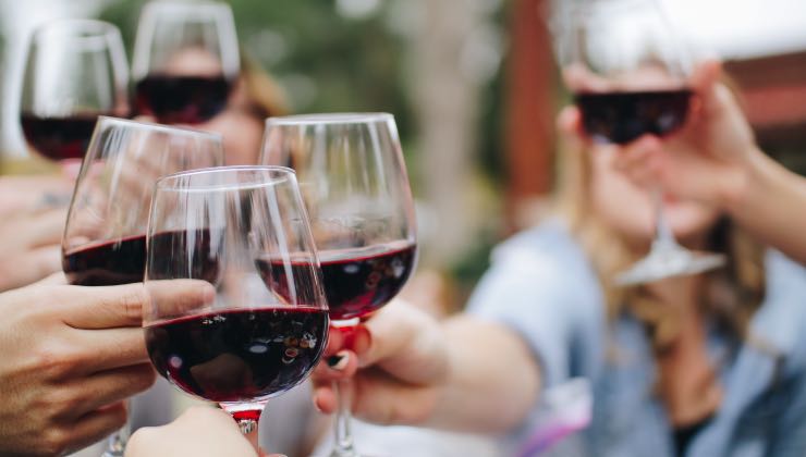 Vi siete mai chiesti perché si fa roteare il bicchiere di vino prima di bere? Ecco la risposta