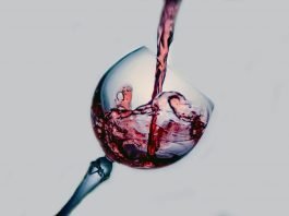 Perché si fa roteare il bicchiere di vino prima di bere