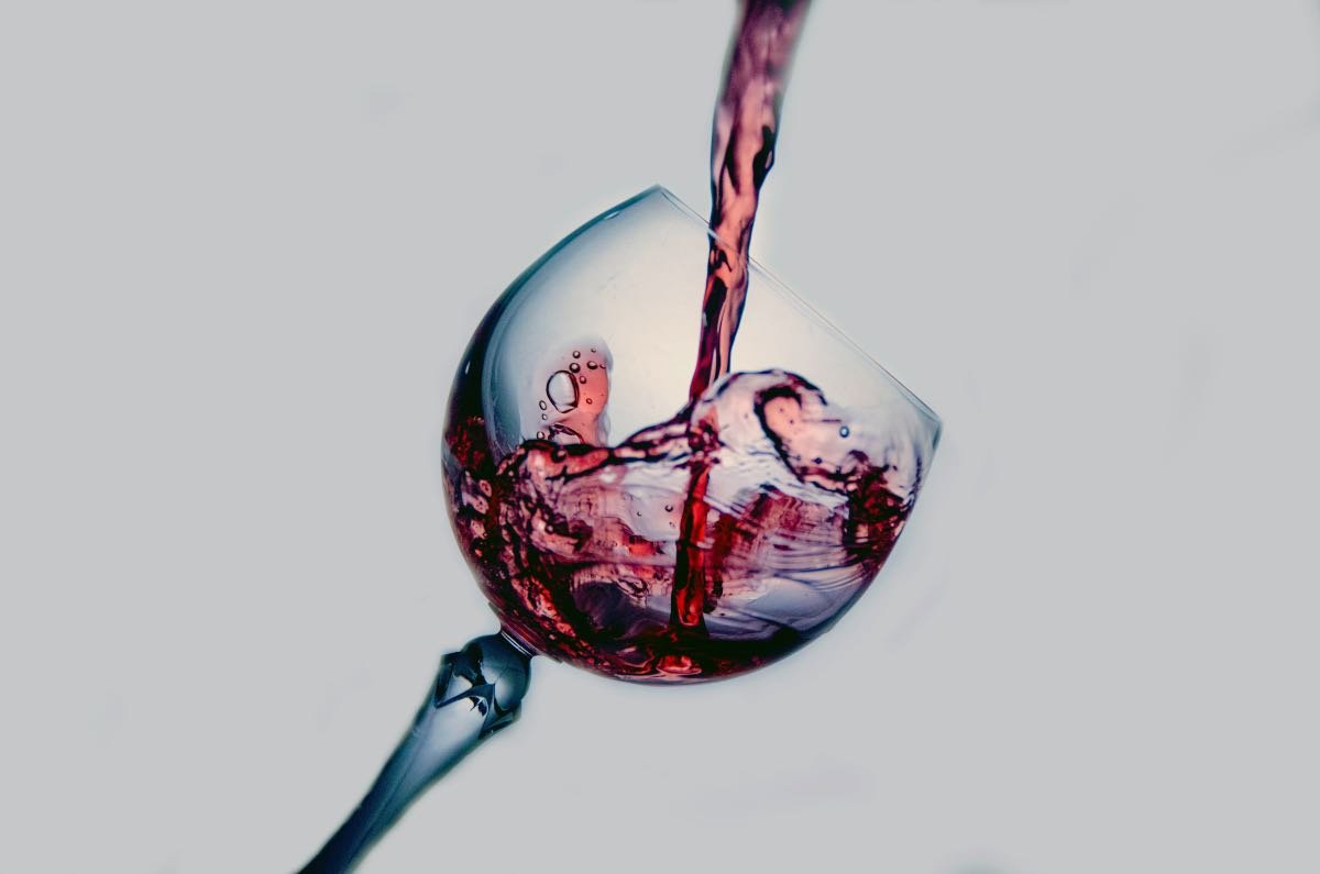 Perché si fa roteare il bicchiere di vino prima di bere