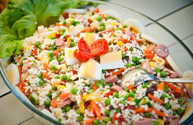 Insalata di riso: 5 ricette saporite e veloci