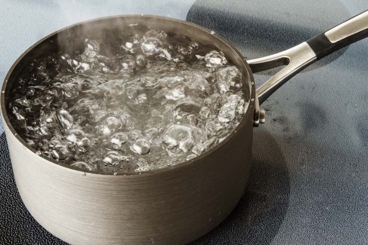 Far bollire l'acqua prima può essere molto semplice: i trucchetti utili