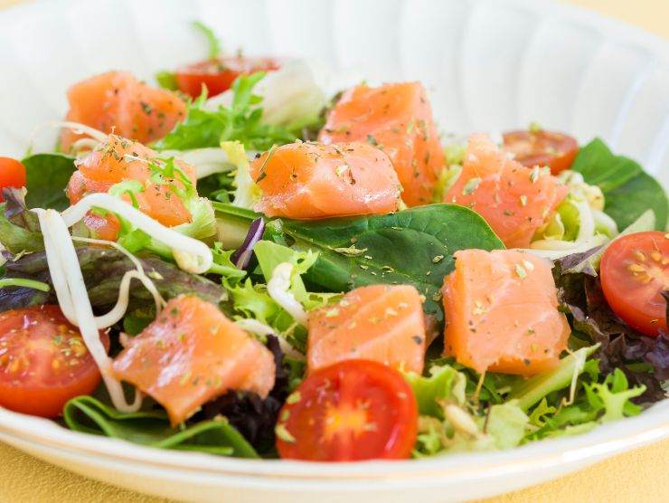 insalata estiva con salmone