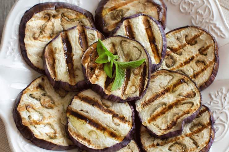 Il carpaccio di melanzane è davvero semplice da preparare: gli step