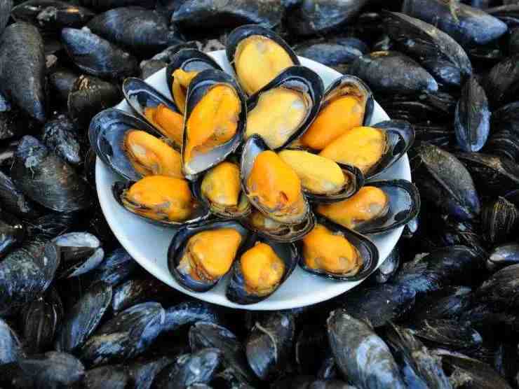 Aggiungi le cozze alla pasta e patate