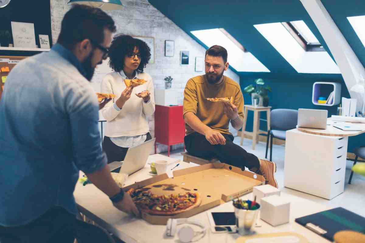 Pranzare in ufficio, i cibi da evitare e quelli consigliati