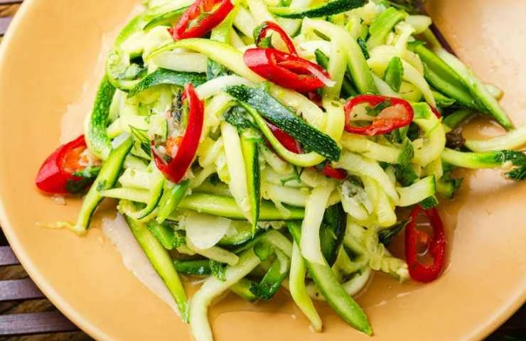 Mangia le zucchine crude con questo piatto veloce