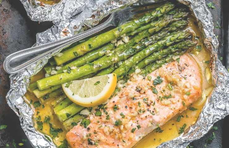 La ricetta del salmone al cartoccio con asparagi 