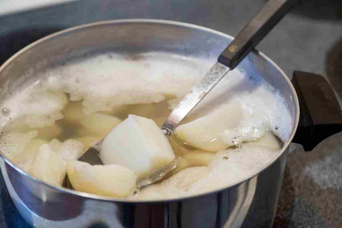 Acqua cottura patate: 5 modi riutilizzarla