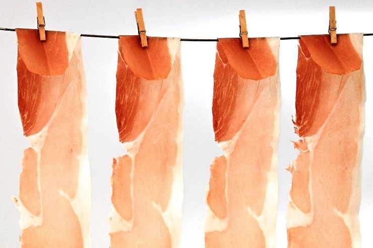 consigli per gustare prosciutto: tagliare fettine