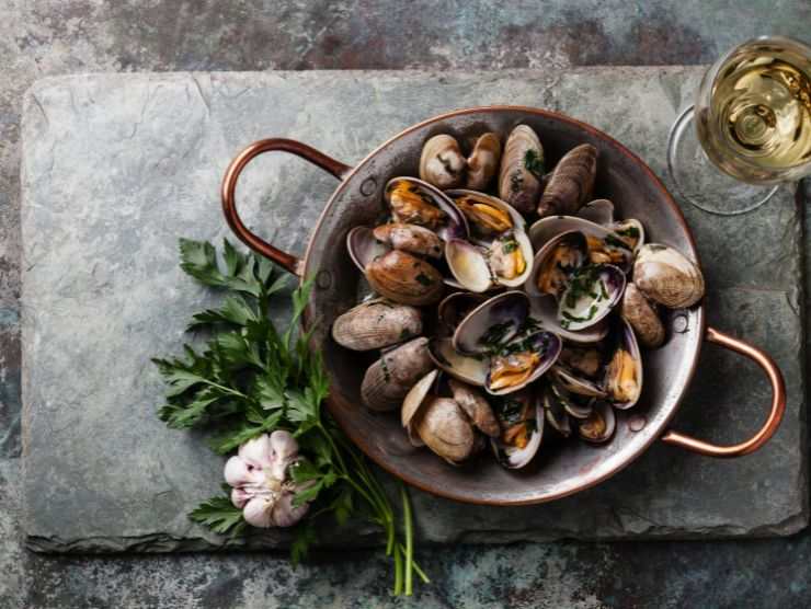 come togliere la sabbia dalle vongole