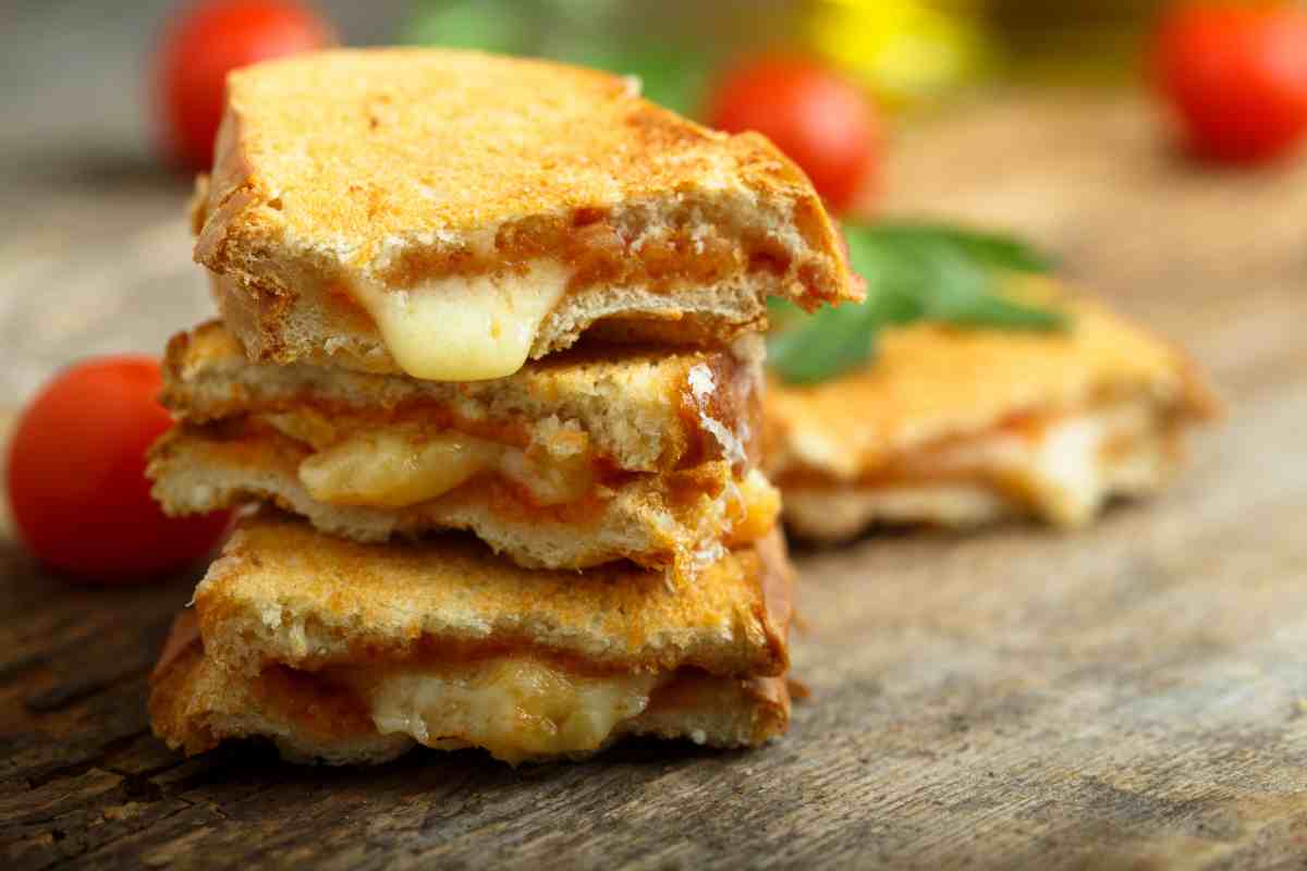 Toast al formaggio ricetta