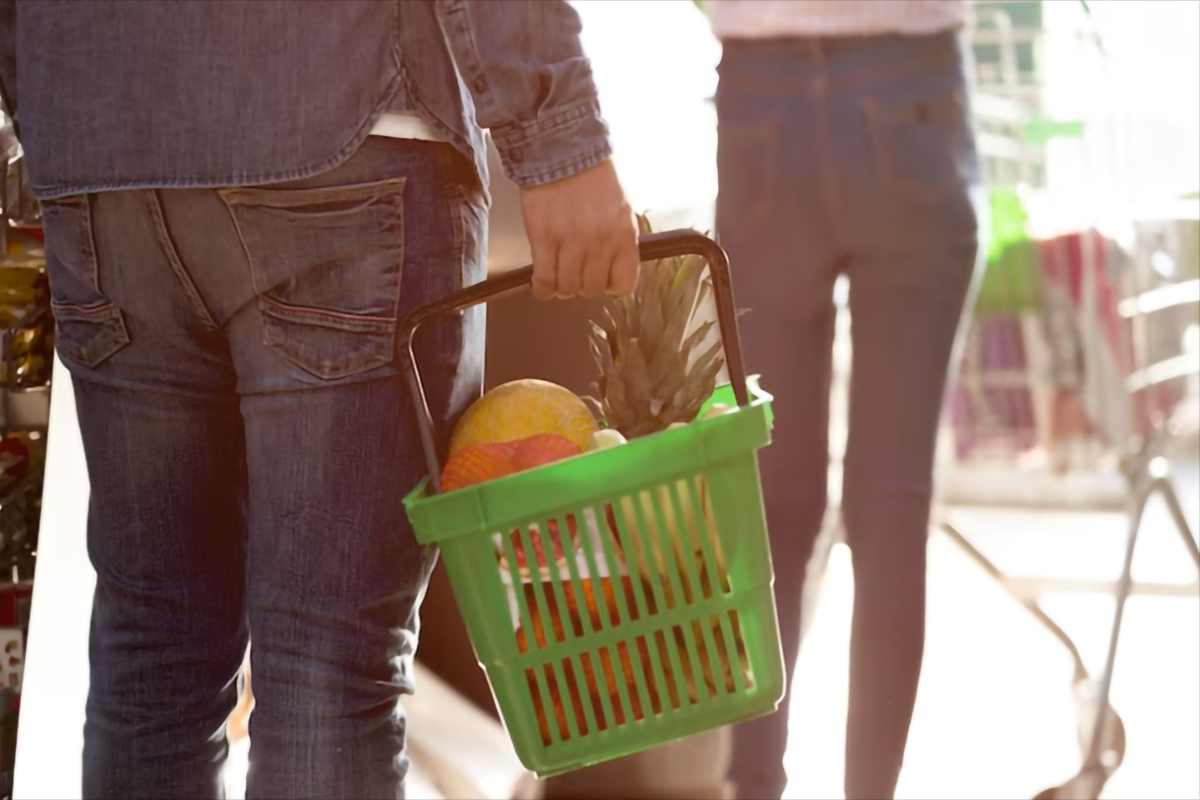 Aiutava i clienti del supermercato, la storia a lieto fine