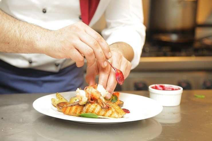 Chef al lavoro in cucina