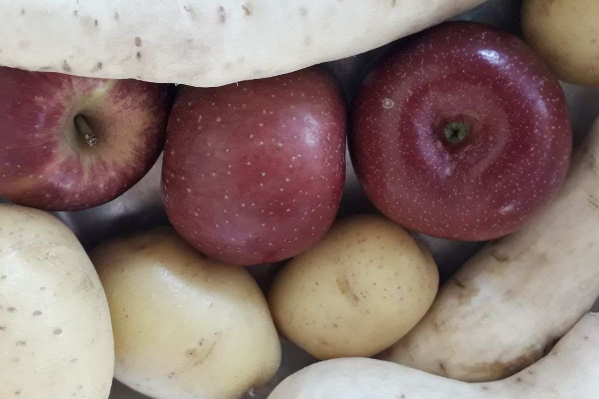 mela nelle patate il trucco per non farle germogliare