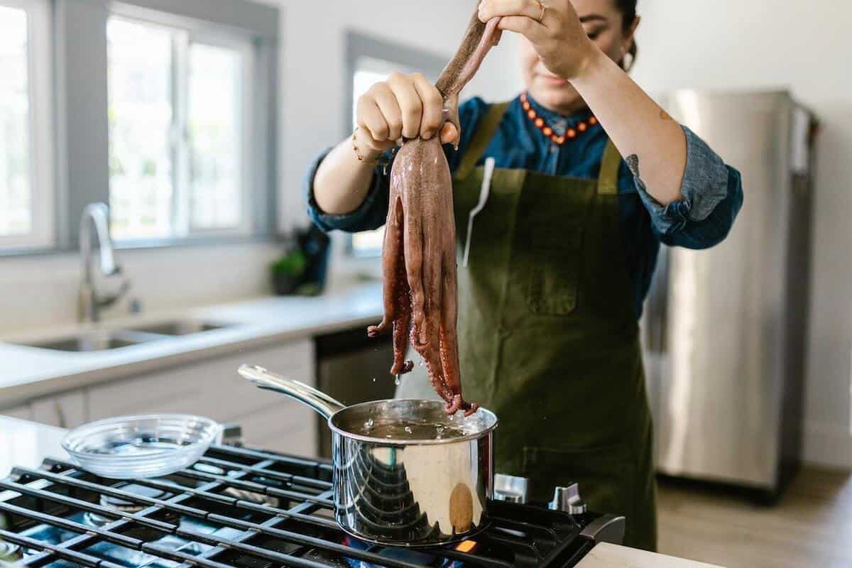 Pulire il polpo in cucina