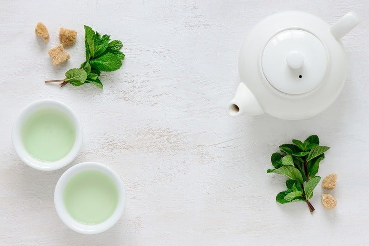 tazze di tè verde appena versato