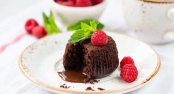 In friggitrice ad aria ci facciamo un tortino al cioccolato delizioso: il suo cuore è caldo e cremoso