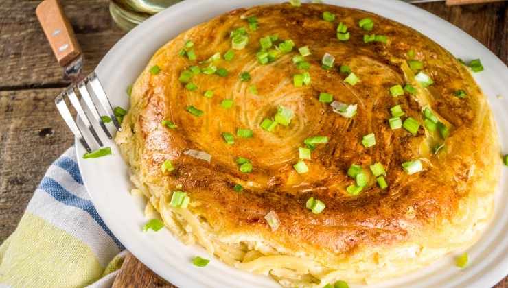 la pizza di pasta si prepara in 5 minuti ed in pochi semplici passi: la ricetta!