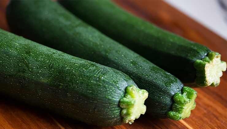 le zucchine ripiene al forno della nonna si preparano in modo facile e veloce seguendo questa ricetta